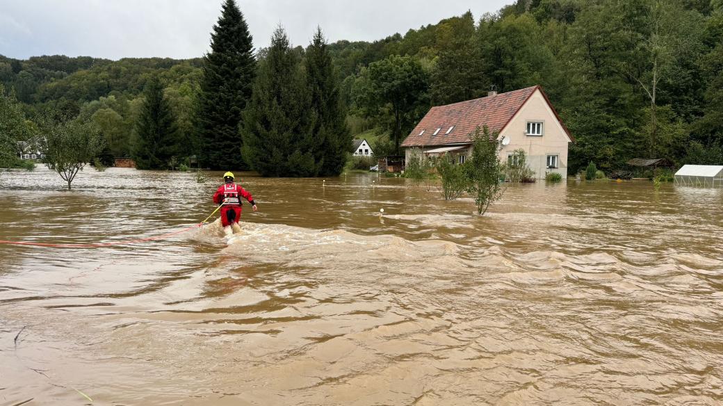 Výjezdy hasičů a záchranářů se od počátku povodňové situace počítají už ve stovkách