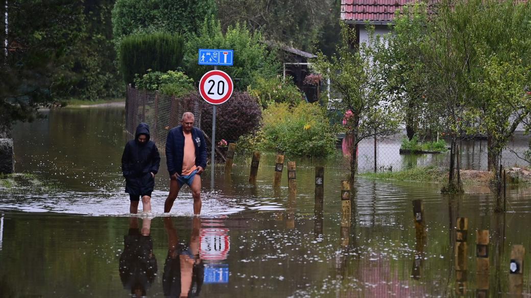 Rozvodněná Lužnice v Suchdole nad Lužnicí na Jindřichohradecku