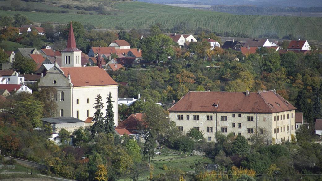 Obec Žitenice leží na upatí Křížové hory mezi Litoměřicemi a Ploskovicemi