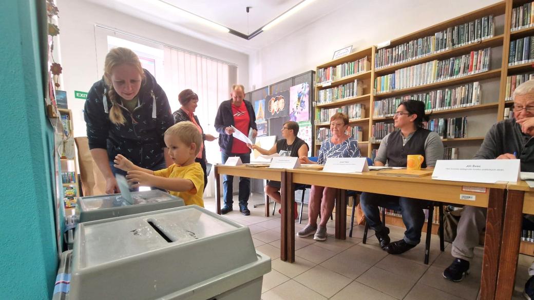 Volební místnost v knihovně na českokrumlovském sídlišti Mír