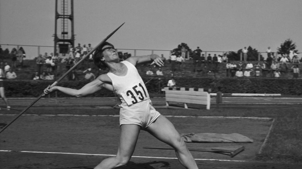 Oštěpařka Dana Zátopková na Stadionu čs. armády v Praze na Strahově v roce 1957