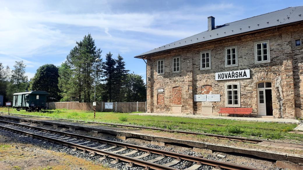 Nadšenci se snaží znovu vdechnout život prostoru bývalého nádraží v Kovářské