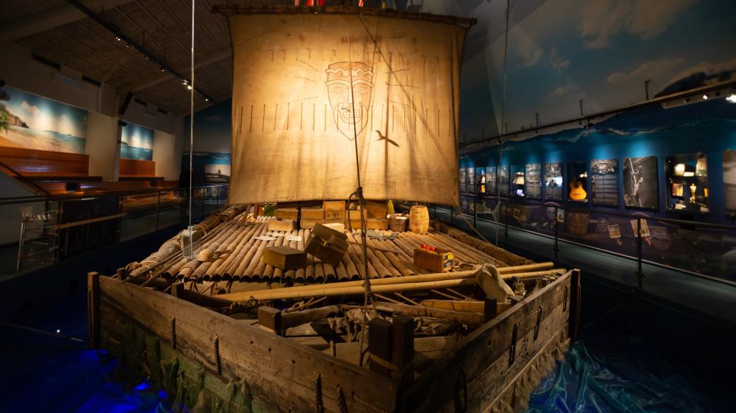 Vor Kon Tiki, na kterém v roce 1947 doplul Thor Heyerdahl z Jižní Ameriky do Polynésie, vystavený v Muzeu Kon Tiki v norském Oslu