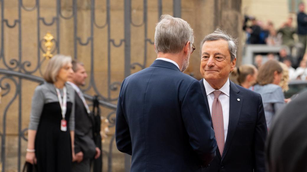 Dosluhující italský premiér Mário Draghi