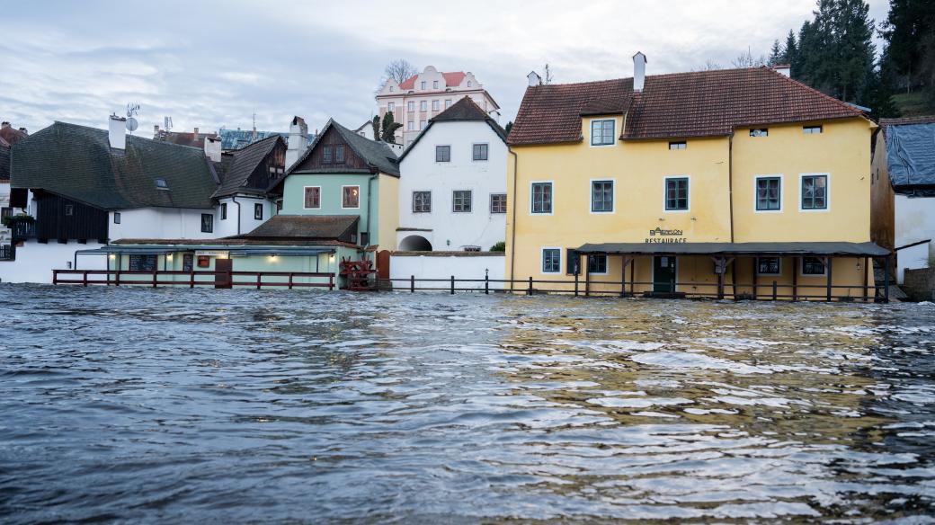 Zatopené venkovní teresy restaurací v Českém Krumlově