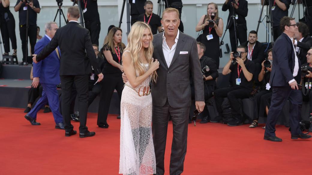 Kevin Costner a Sienna Miller, Benátský filmový festival 2024