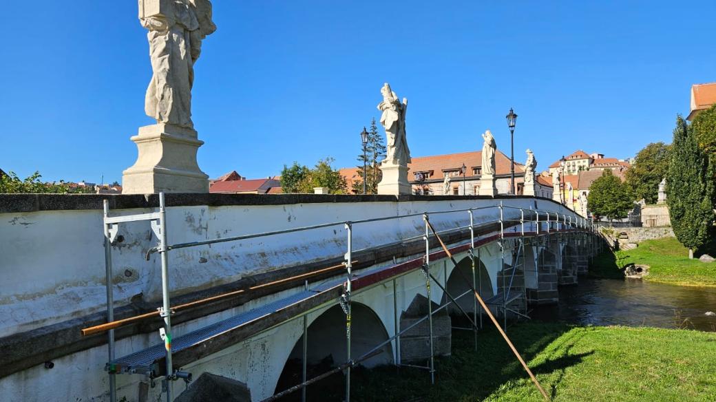 Začala opakovaná oprava barokního mostu v Náměšti nad Oslavou