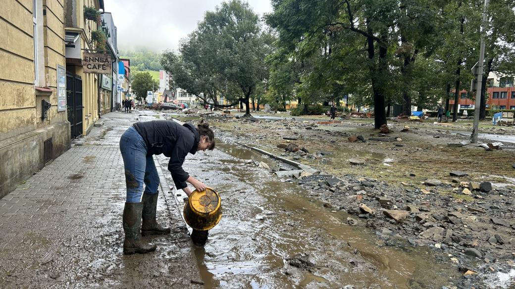 V Jeseníku se odklízí nejhorší následky nečekaně silné noční povodně. Voda strhla části domů, chodníky, vozovku, odkryla vedení a vysklila výlohy