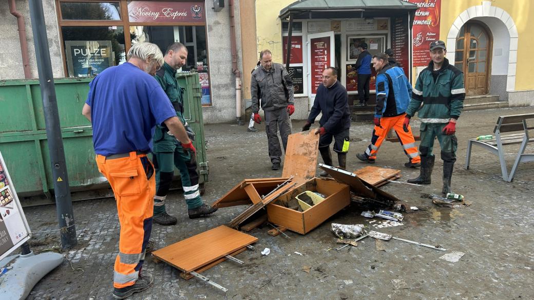 Jeseník uklízí. Priorita je odklidit bahno z ulic, aby byly průjezdné