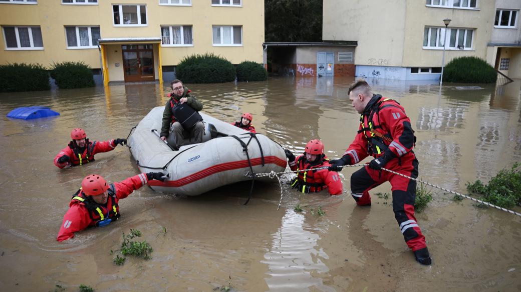 Evakuace. V opavské části Kateřinky dosáhla řeka Opava průtok více než stoleté vody