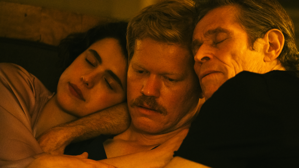 Margaret Qualley, Jesse Plemons a Willem Dafoe ve snímku Milé laskavosti