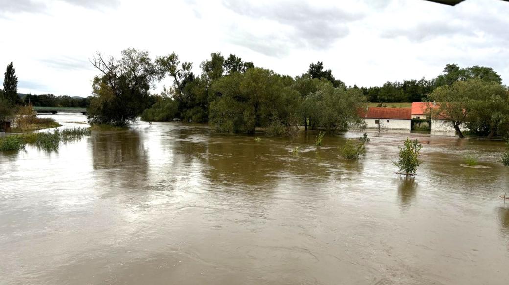 Putimi na Písecku - voda vystoupala k domům, které stojí bezprostředně u řeky