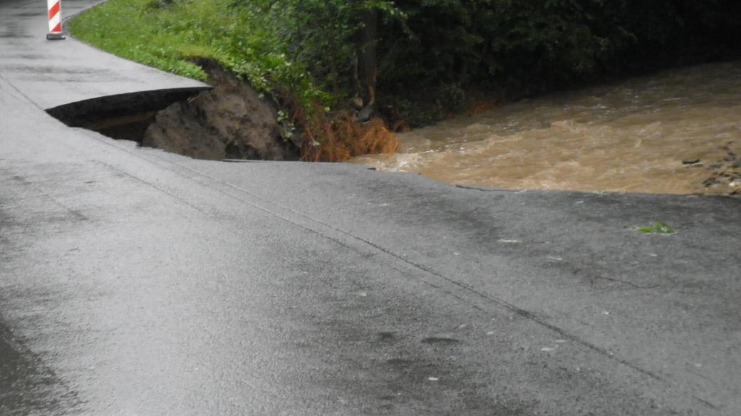 Podemletá silnice z Brusného na Rusavu