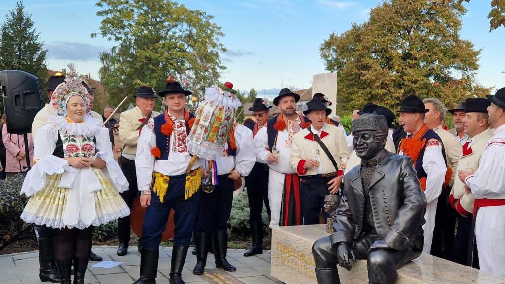 Autorovi povídek Slovácko sa súdí a nesúdí Zdeňku Galuškovi v jeho rodném Uherském Ostrohu odhalili lavičku s jeho sochou