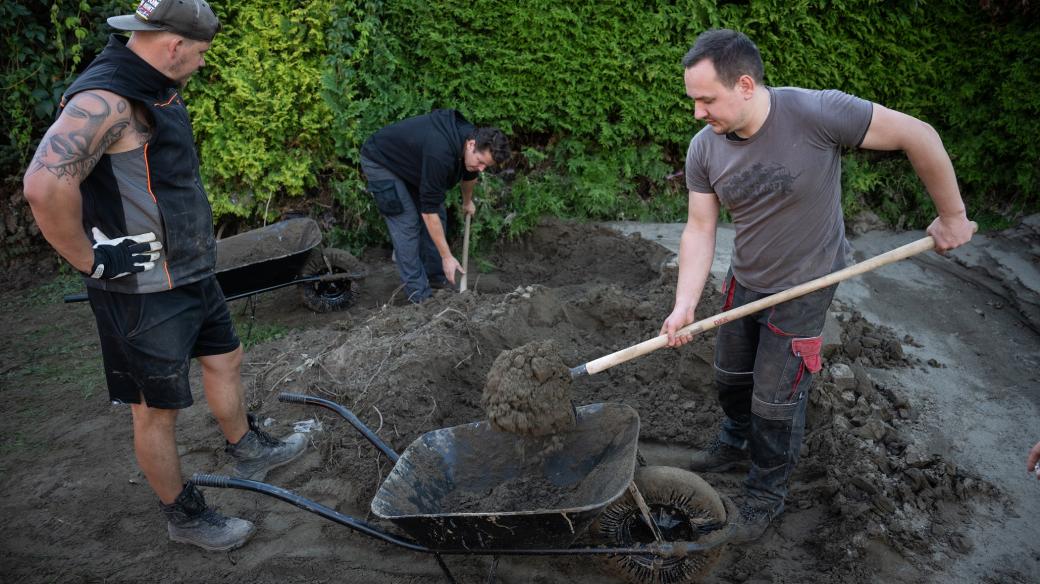 S odklidem nejen písku manželům Dudovým pomáhají přátelé a dobrovolníci