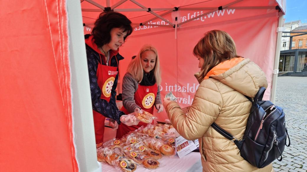 Charita dnes nabízí koláče na pomoc hospicové péči