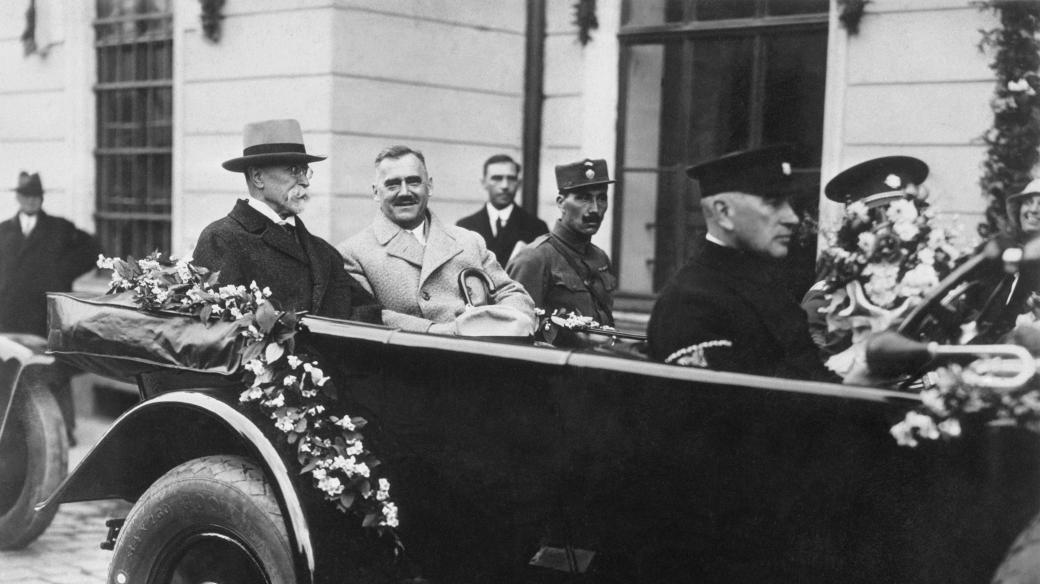 Prezident Tomáš Garrigue Masaryk v otevřeném automobilu na návštěvě v Židlochovicích