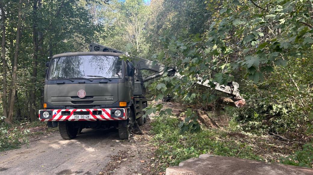 Vojáci v Bělé pod Pradědem na Jesenicku začali stavět provizorní mosty