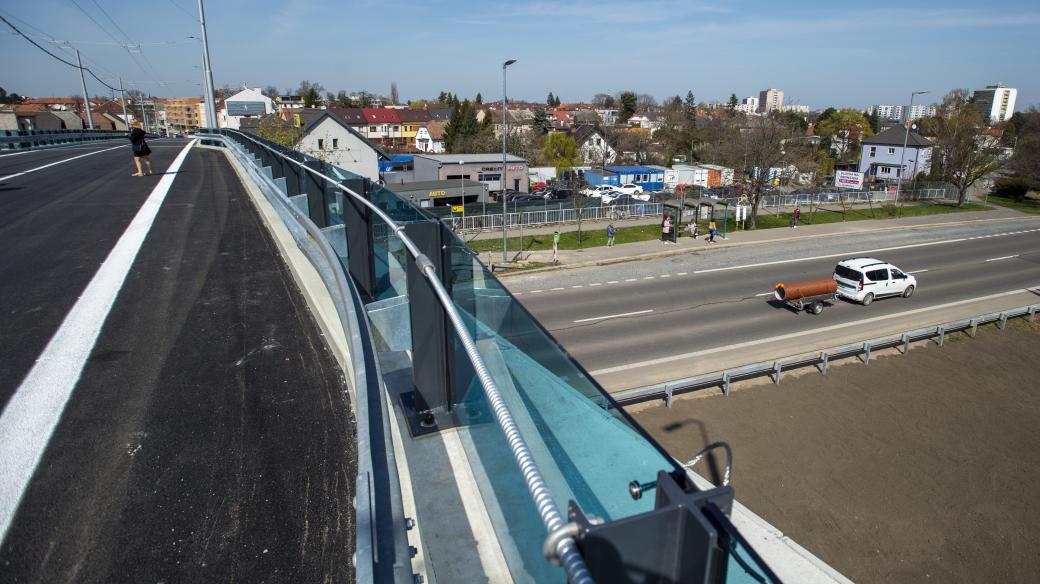 Nadjezd na Kyjevské ulici má v části nad "rychlodráhou" rozšířené krajnice. V těchto místech má vzniknout propojka obou ulic