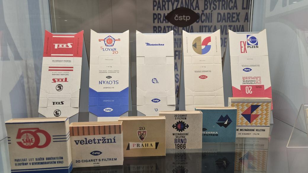 Na výstavě v chebském Retromuseu uvidí návštěvníci i mimořádné edice cigaret, vyráběných k různým příležitostem