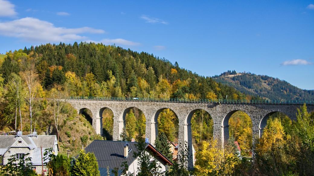 Železniční viadukt ve Smržovce