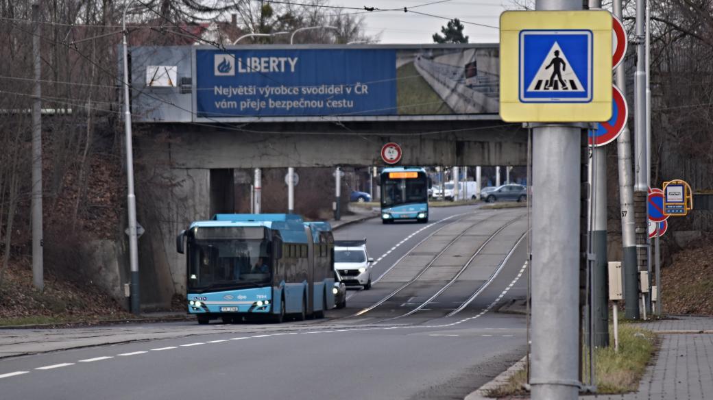 Autobus DPO jede k areálu firmy