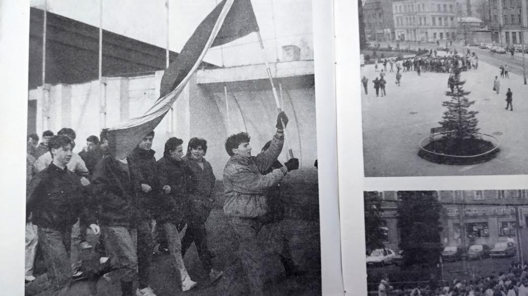 Vlevo: Fotografie studentů střední průmyslové školy v Liberci, kterou Milan Drahoňovský vyfotil 20. listopadu 1989 před svým domem na Masarykově, tehdy Leninově, třídě v Liberci