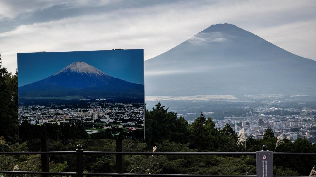 Vrcholek posvátné japonské hory Fuji bez sněhu