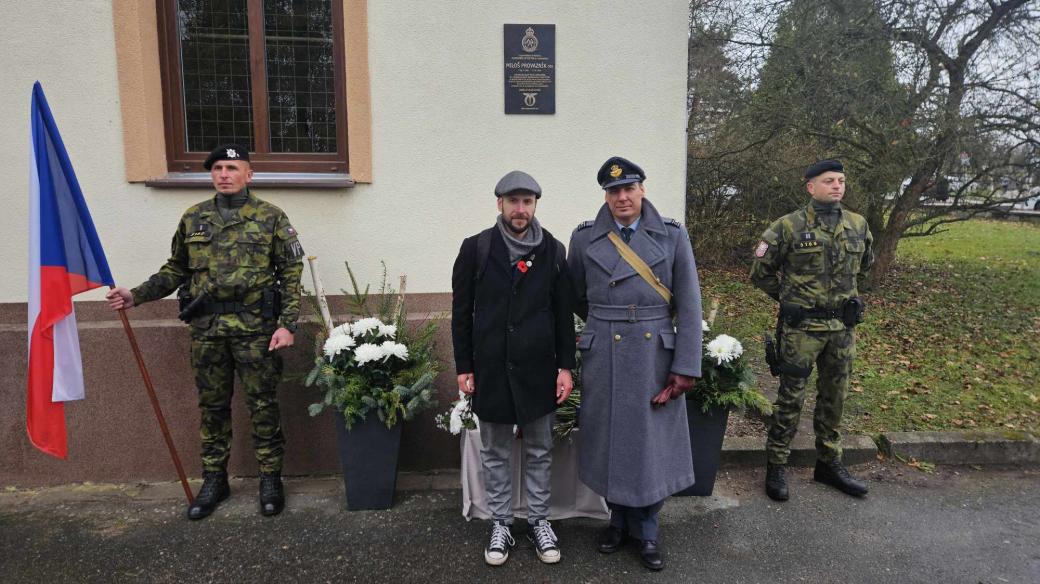 V Borohrádku byla odhalena pamětní deska místnímu rodákovi a příslušníkovi britského letectva