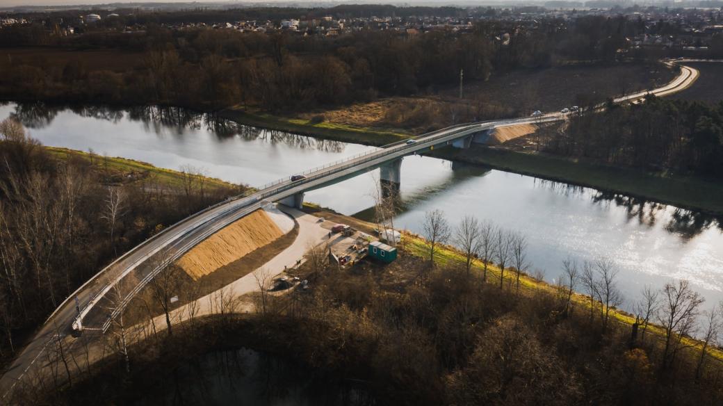 Rosice a Svítkov spojuje nová lávka pro pěší a cyklisty