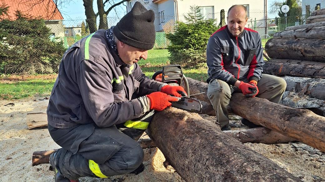 Hasiči při řezání dřeva pro zaplavené domácnosti musí pily pořád přebrušovat