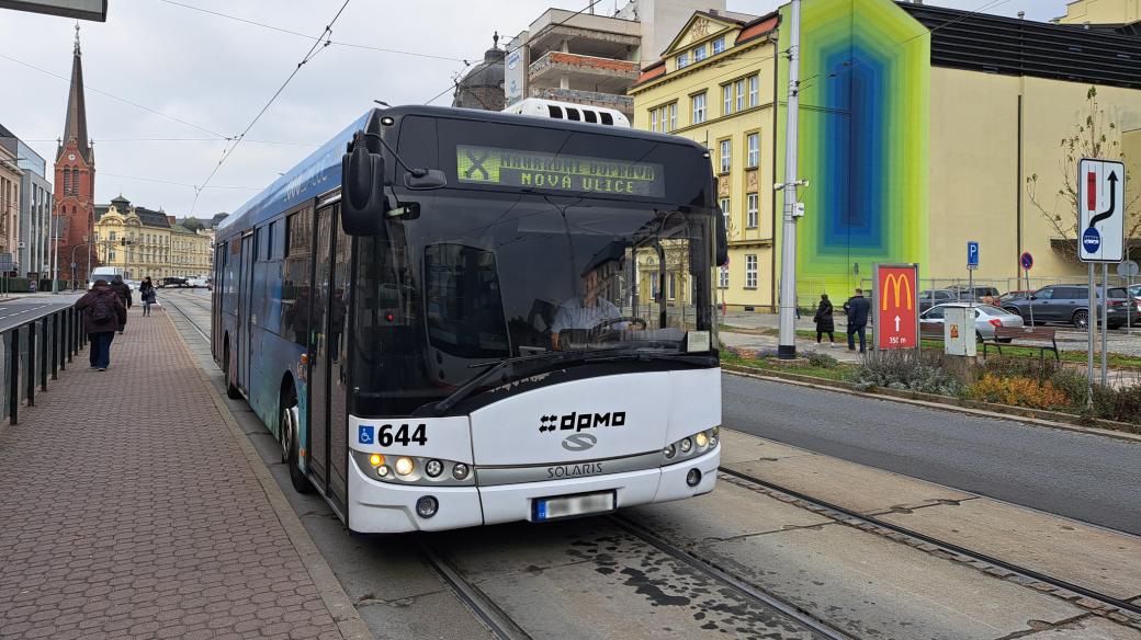 Výlukový autobus na zastávce Okresní soud v Olomouci