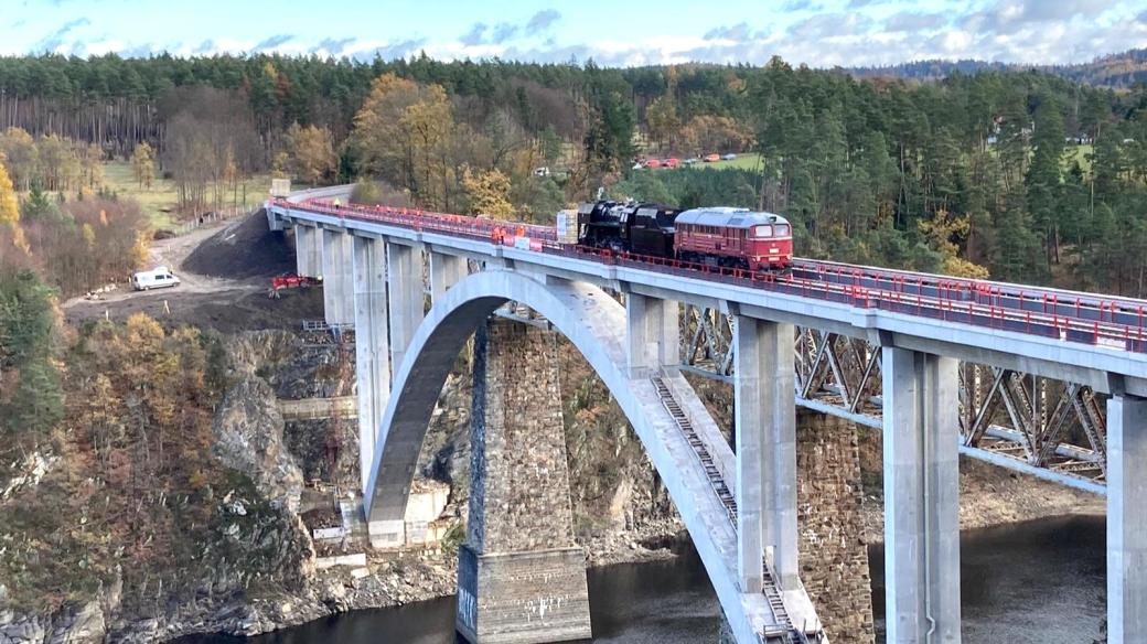 Zatěžovací zkouška na mostě přes přehradu Orlík u Červené nad Vltavou