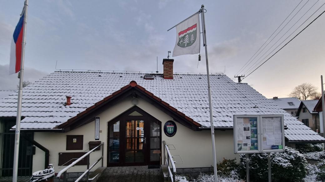 Horní Paseka přispívá důchodcům na otop a nabízí levné dřevo