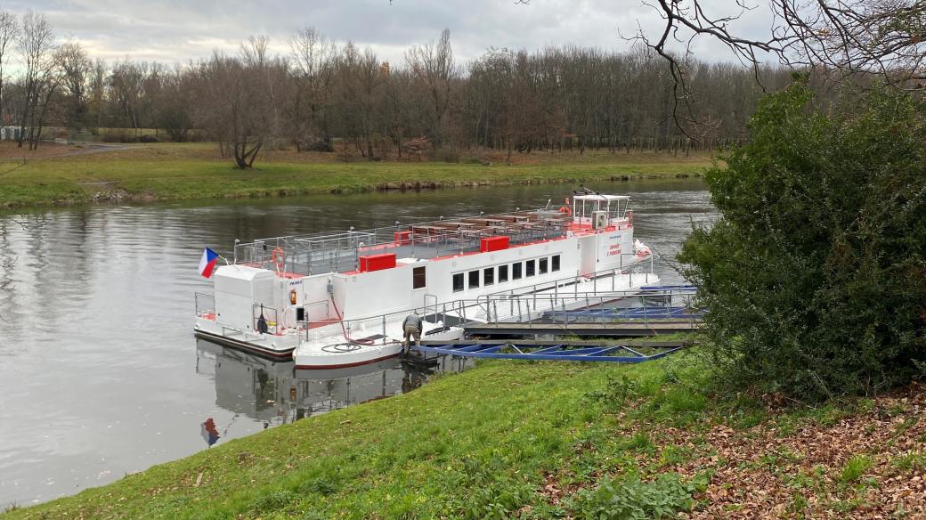 Výletní loď Arnošt z Pardubic je zpátky v přístavišti