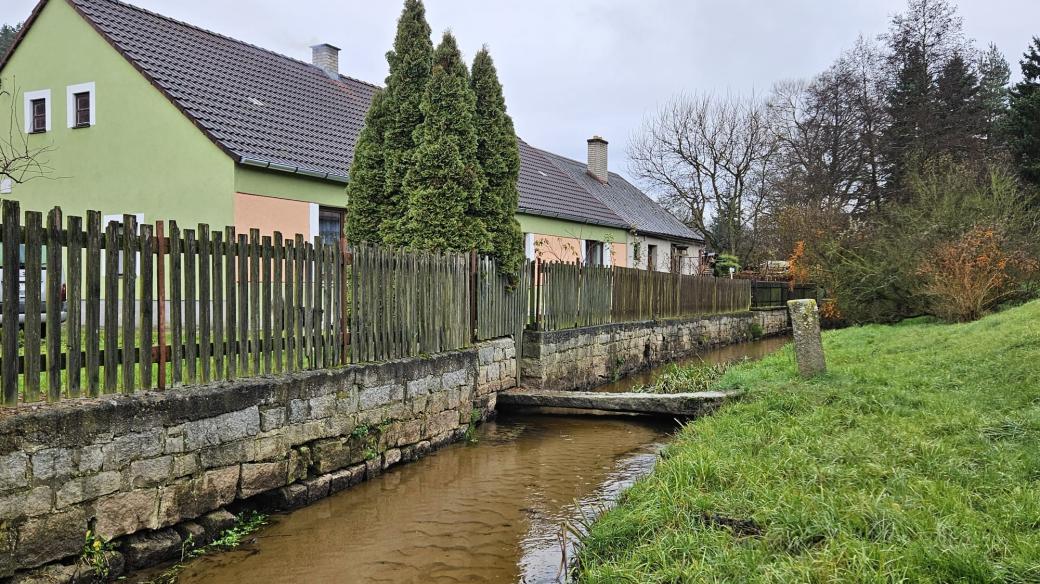 Majitelé nemovitostí na březích potoka mají doložit, že jejich stavby vznikly v souladu se zákonem