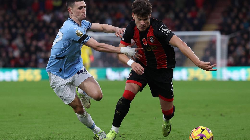 Phil Foden a Milos Kerkez v souboji o míč v duelu Manchesteru City proti Bournemouthu