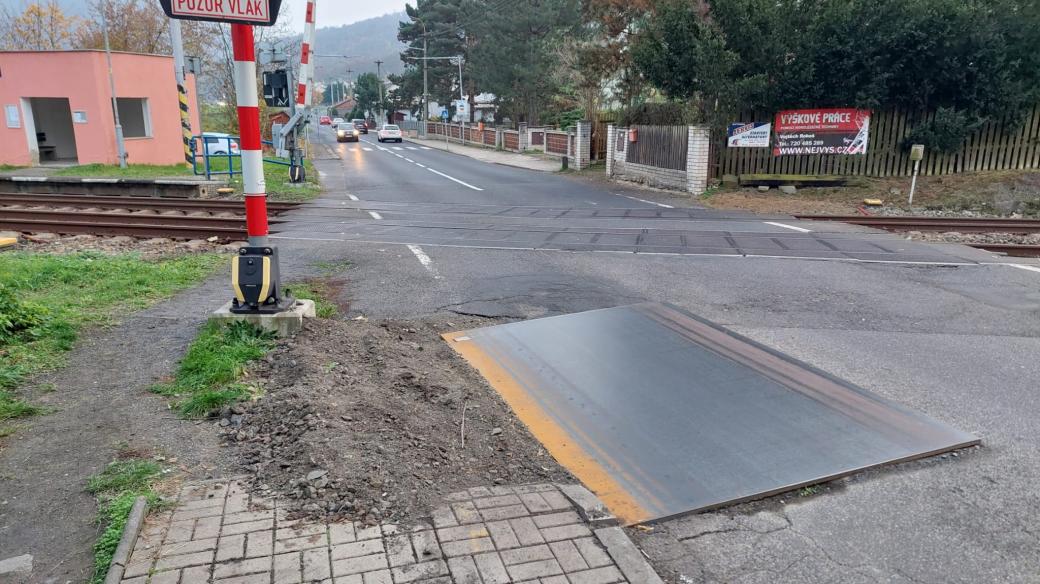 Propad u přejezdu ve Valtířově je v současnosti zakryt železným plátem