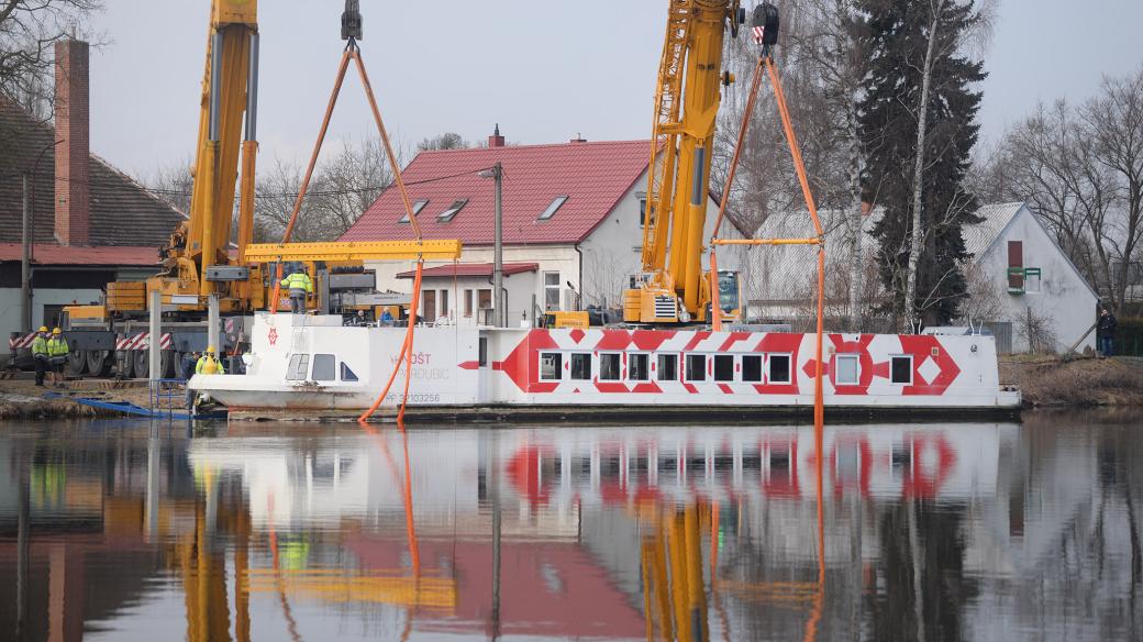 Pozice popruhů je předem daná. Loď musí být před zvedáním dokonale vyvážená