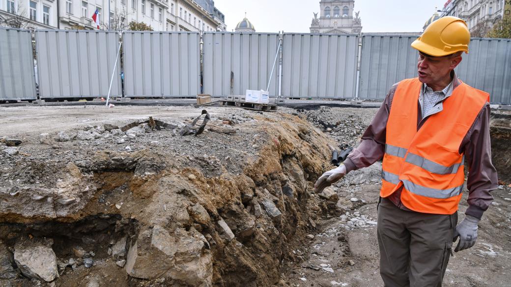 Terénní archeolog Petr Starec při práci na Václavském náměstí v Praze