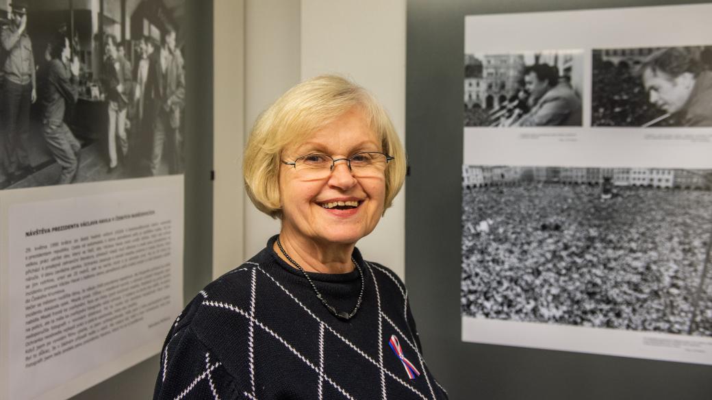 Fotografka Bohuslava Maříková mezi snímky, které zachycují dění v Českých Budějovicích po 17. listopadu 1989