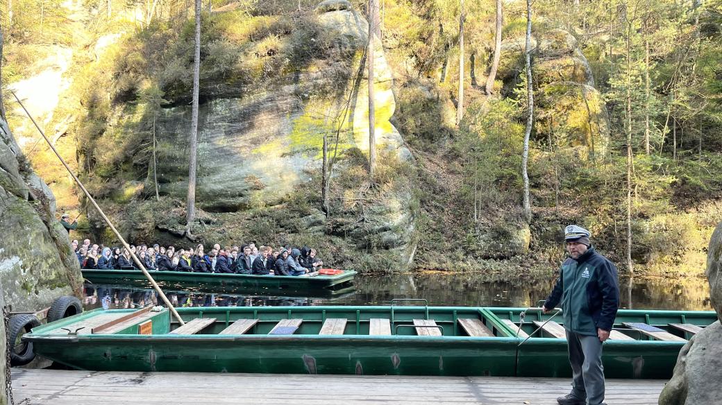 Plavba po adršpašském jezeře uprostřed největšího a nejdivočejšího skalního města střední Evropy