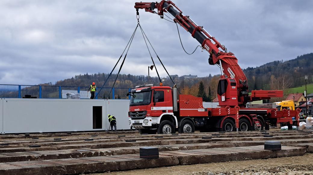 V České Vsi na Jesenicku stavějí školu z kontejnerových modulů