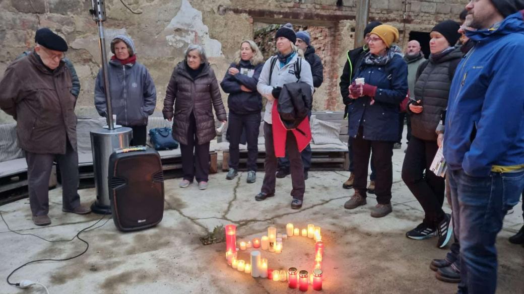 Desítky lidí také při dušičkovém setkání v takzvané Řetízkárně uctily památku politických vězňů