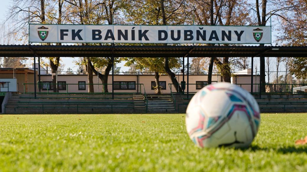 Přírodní hřiště doplňují skromnější tribuny. Fanouškovská základna je však velká