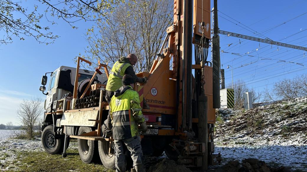 Správa železnic zahájila geologický průzkum u Prosenic na Přerovsku