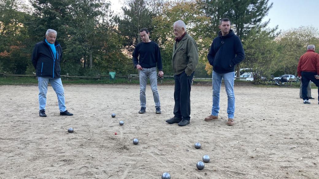 Pétanque v Buloňském lesíku na okraji Paříže hrají převážně muži