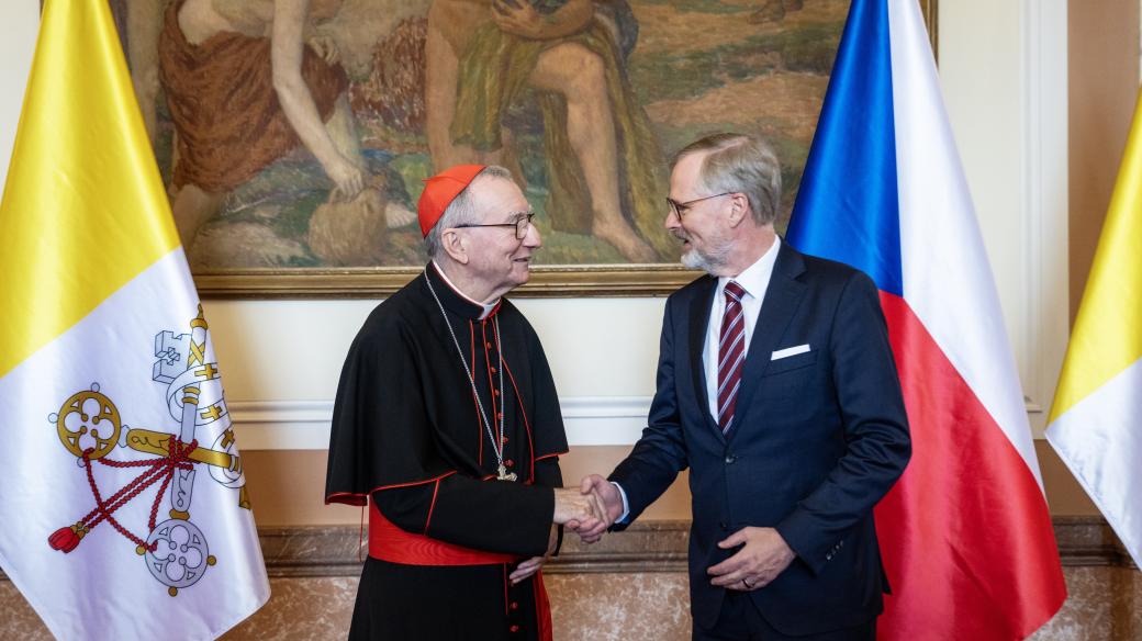 Premiér Petr Fiala (vpravo) a vatikánský státní sekretář, kardinál Pietro Parolin