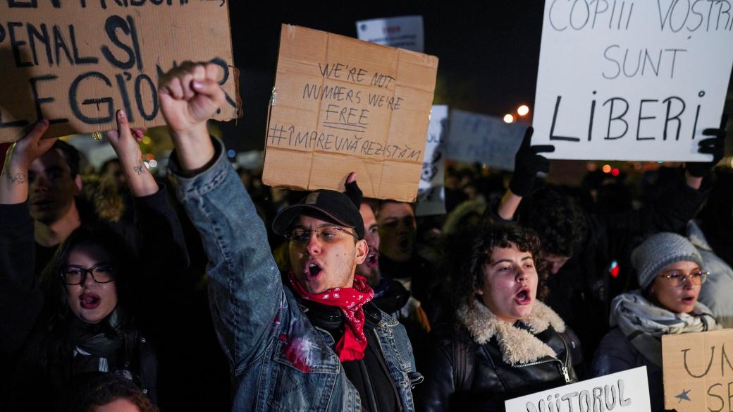 Studenti v Rumunsku protestují proti výsledku prvního kola prezidentských voleb