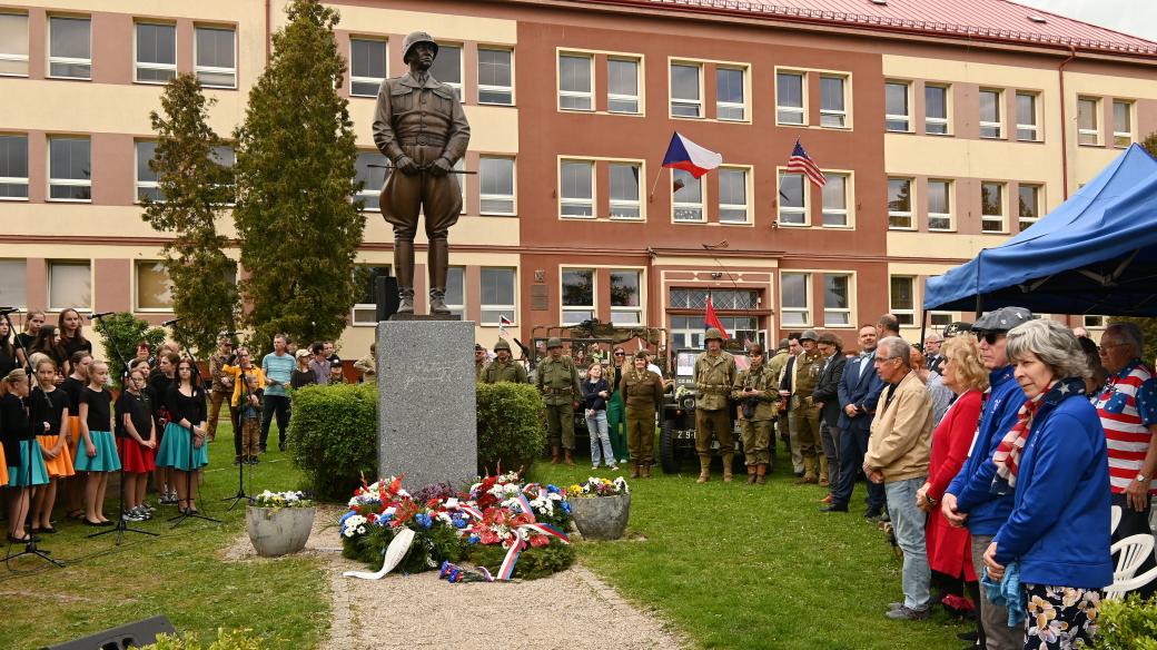 Květnové oslavy před ZŠ Dýšina